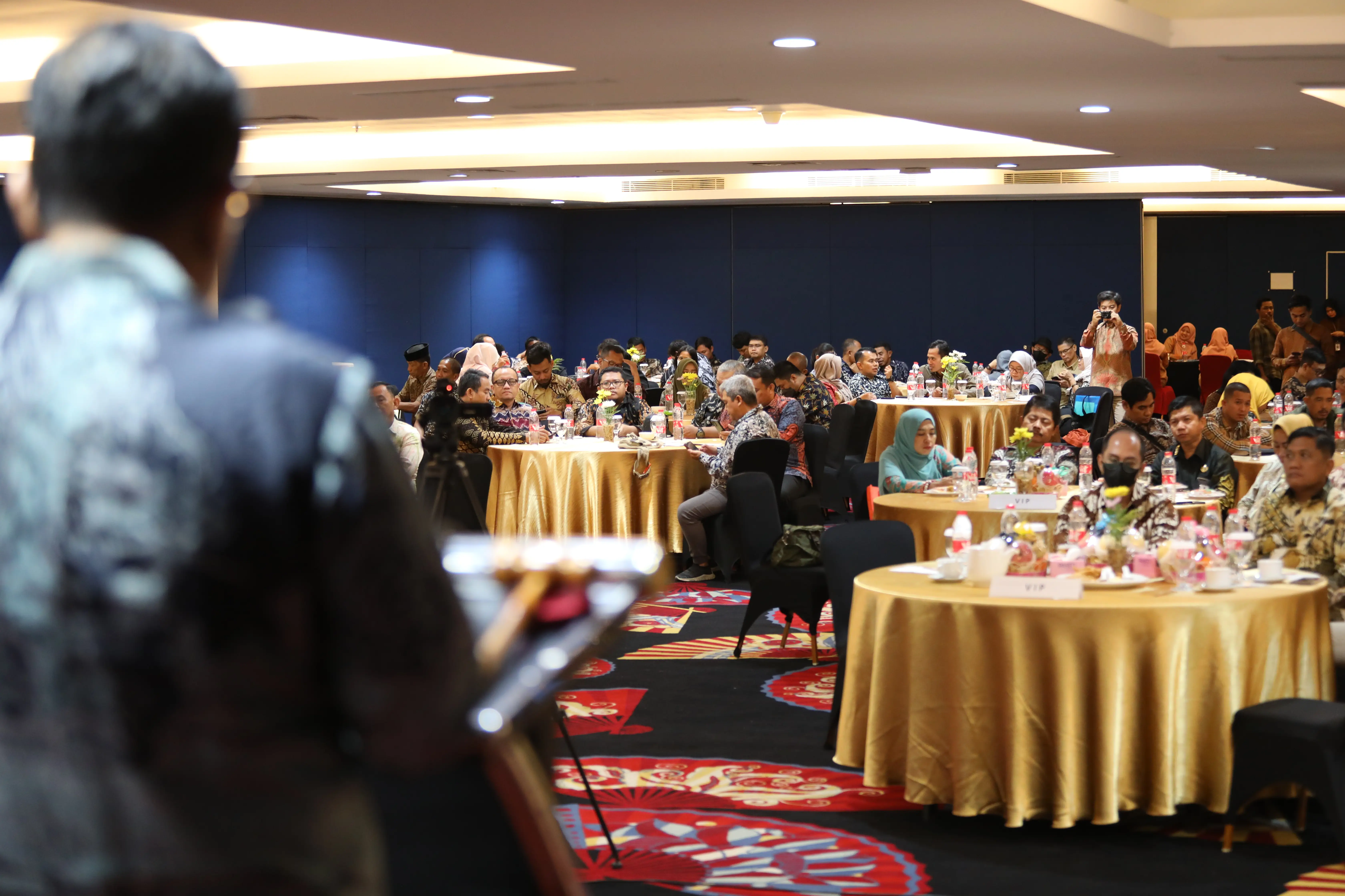 Sekretaris Utama BNPB Rustian (kiri) saat memberikan arahan sekaligus membuka acara Rapat Koordinasi Teknis (Rakortek) Perencanaan Program Wilayah Timur di Swiss-Bel Hotel Makasar, Sulawesi Utara, Minggu (10/12).